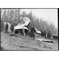 Recherches autour des débris de l'avion de transport Potez 662 qui s'est écrasé le 12 novembre 1941 et à bord duquel se trouvait le général d'armée Charles Huntziger, secrétaire d'Etat à la Guerre, de retour d'Alger.