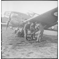 Mise en place des nacelles de mitrailleuses sous la voilure d'un avion d'observation Potez 63-11 avant un départ en mission.