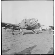 Décollage d'un avion d'observation Potez 63-11 sur une base aérienne.