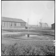 Bâtiments de l'Ecole de l'Air. A l'arrière-plan, le bâtiment de la direction et de l'enseignement.