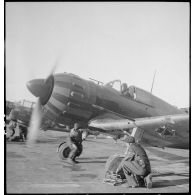 Mise en place de munitions sur un avion de chasse Bloch MB 152 ou 155 du groupe de chasse II/8 (GC II/8) avant un départ en mission.