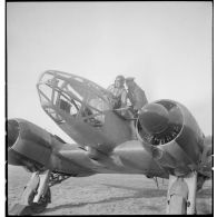 L'observateur et le pilote s'installent à bord d'un avion d'observation Potez 63-11 pour un départ en mission.