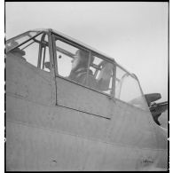 Pilote aux commandes d'un avion d'observation Potez 63-11.