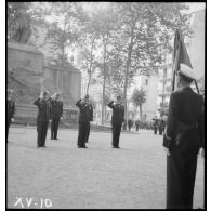 Les autorités saluent le drapeau de la 9e escadre aérienne et sa garde d'honneur lors de la cérémonie commémorative de la disparition du capitaine pilote Georges Guynemer en 1917.