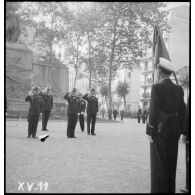 Les autorités saluent le drapeau de la 9e escadre aérienne et sa garde d'honneur lors de la cérémonie commémorative de la disparition du capitaine pilote Georges Guynemer en 1917.