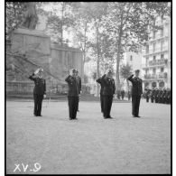 Les autorités saluent le drapeau de la 9e escadre aérienne et sa garde d'honneur lors de la cérémonie commémorative de la disparition du capitaine pilote Georges Guynemer en 1917.