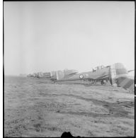 Escadrille d'avions d'observation Potez 63-11 au parking sur une base aérienne.