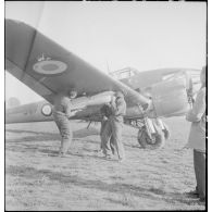 Mise en place de bombes sous la voilure d'un avion d'observation Potez 63-11 avant un départ en mission.