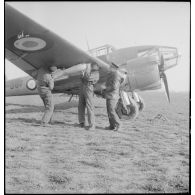 Mise en place de bombes sous la voilure d'un avion d'observation Potez 63-11 avant un départ en mission.