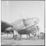 Mise en route des moteurs d'un avion d'observation Potez 63-11 pour un départ en mission.