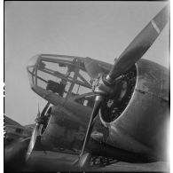 Gros plan sur le poste de l'observateur dans la pointe avant d'un avion d'observation Potez 63-11.