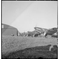 Alignement d'avions de chasse Morane Saulnier MS 406 sur la base aérienne de Châteauroux avant un départ pour une affectation à la section de chasse de l'Ecole de l'Air.