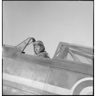 Départ en mission du capitaine Jean Accart à bord d'un avion de chasse Morane Saulnier MS 406.