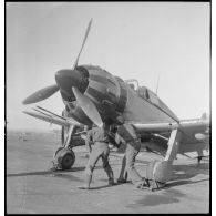 Préparation avant décollage d'un avion de chasse Bloch MB 152 du groupe de chasse II/8 (GC II/8) sur une base aérienne.