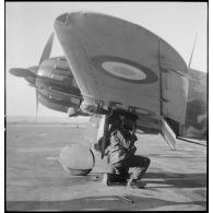 Mise en place de munitions sur un avion de chasse Bloch MB 152 du groupe de chasse II/8 (GC II/8) avant un départ en mission.