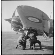 Mise en place de munitions sur un avion de chasse Bloch MB 152 du groupe de chasse II/8 (GC II/8) avant un départ en mission.
