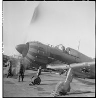 Décollage d'un avion de chasse Bloch MB 152 ou 155 du groupe de chasse II/8 (GC II/8) sur une base aérienne.