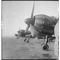Alignement d'avions de chasse Bloch MB 152 ou 155 du groupe de chasse II/8 (GC II/8) sur une base aérienne pour un départ en mission.