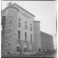 Façade du bâtiment de la direction et de l'enseignement de l'Ecole de l'Air à Salon-de-Provence.