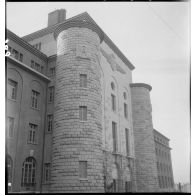 Façade du bâtiment de la direction et de l'enseignement de l'Ecole de l'Air à Salon-de-Provence.