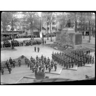 Dépôt d'une gerbe au pied du monument aux morts de la Grande Guerre à Vichy.
