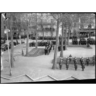 Le maréchal Pétain, chef de l'Etat, quitte la place du monument aux morts à Vichy sur laquelle vient de se dérouler la cérémonie du 11 Novembre.
