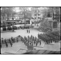 Dépôt d'une gerbe au pied du monument aux morts de la Grande Guerre à Vichy.