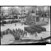 Dépôt d'une gerbe au pied du monument aux morts de la Grande Guerre à Vichy.