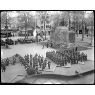 Dépôt de gerbe au pied du monument aux morts de la Grande Guerre à Vichy.