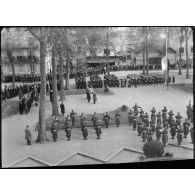 Salut au drapeau pendant la cérémonie du 11 Novembre sur la place du monument aux morts à Vichy.