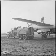Réapprovisionnement en essence d'un avion Martin B-26 Marauder.