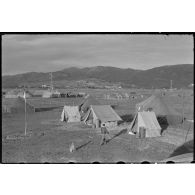 Vue panoramique du camp de base du groupe de chasse II/5 Lafayette à Sidi Ahmed.