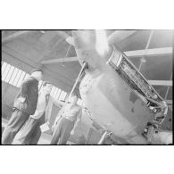 Vérification par les chefs d'atelier à la fin de la chaîne de montage.