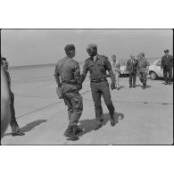 Salutations entre le colonel Salvan et général Erskine.