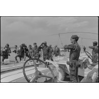 Inspection des parachutistes par le général Erskine en compagnie du colonel Salvan.