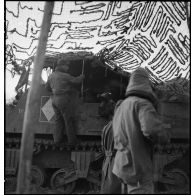 Dans le Haut-Rhin, des artilleurs du 62e régiment d'artillerie d'Afrique (62e RAA) approvisionnent le canon automoteur M7 Priest Dijon, camouflé par un filet.