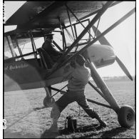 Roger Montéran, caméraman du service cinématographique de l'Armée (SCA) filme le pilote d'un avion de reconnaissance Morane 500 (ou prise de guerre Fieseler Fi-156 Storch).