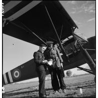 Le pilote d'un avion de reconnaissance Morane 500 (ou prise de guerre Fieseler Fi-156 Storch).