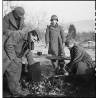 Bivouac d'artilleurs, probablement du 62e régiment d'artillerie d'Afrique (62e RAA) de la 5e division blindée (5e DB).