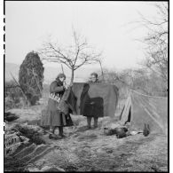 Bivouac d'artilleurs, probablement du 62e régiment d'artillerie d'Afrique (62e RAA) de la 5e division blindée (5e DB).