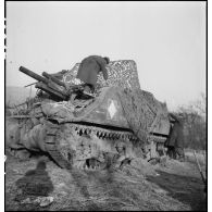 Camouflage du canon automoteur M7 Priest 105 mm Orléans, probablement affecté au 62e régiment d'artillerie d'Afrique (62e RAA) de la 5e division blindé (5e DB).
