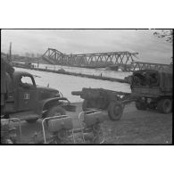 Convoi de GMC d'unités de la 3e division d'infanterie algérienne (3e DIA) traversant le Rhin à Spire.