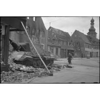 Epave d'un chasseur de chars jagdtiger allemand dans les ruines de Hockenheim.