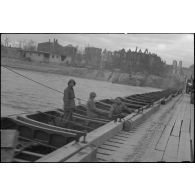 Le véhicule du service cinématographique de l'Armée (SCA) emprunte le pont flottant Mannheim-Ludwigshafen monté par le génie américain.