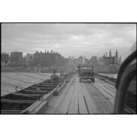Le véhicule du service cinématographique de l'Armée (SCA) emprunte le pont flottant Mannheim-Ludwigshafen monté par le génie américain.