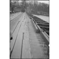 Le véhicule du service cinématographique de l'Armée (SCA) emprunte le pont flottant Mannheim-Ludwigshafen monté par le génie américain.