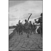 Des sapeurs du génie de la 1re armée française s'apprêtent à embarquer sur des bateaux d'assaut pour traverser le Rhin.