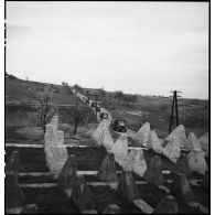 Un convoi américain s'apprête à franchir la ligne Siegfried en Rhénanie-Palatinat.