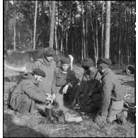 Des goumiers d'une unité de tabors marocains ont établi un bivouac en forêt de Gebersheim.