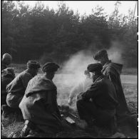 Des goumiers d'une unité de tabors marocains ont établi un bivouac en forêt de Gebersheim.